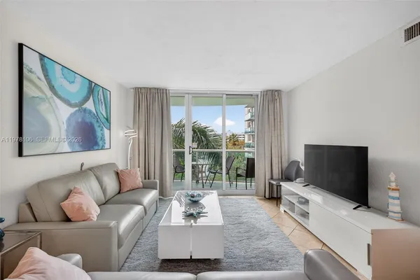 $2,700 | 3801 South Ocean Drive, Unit 4R, Hollywood, FL 33019