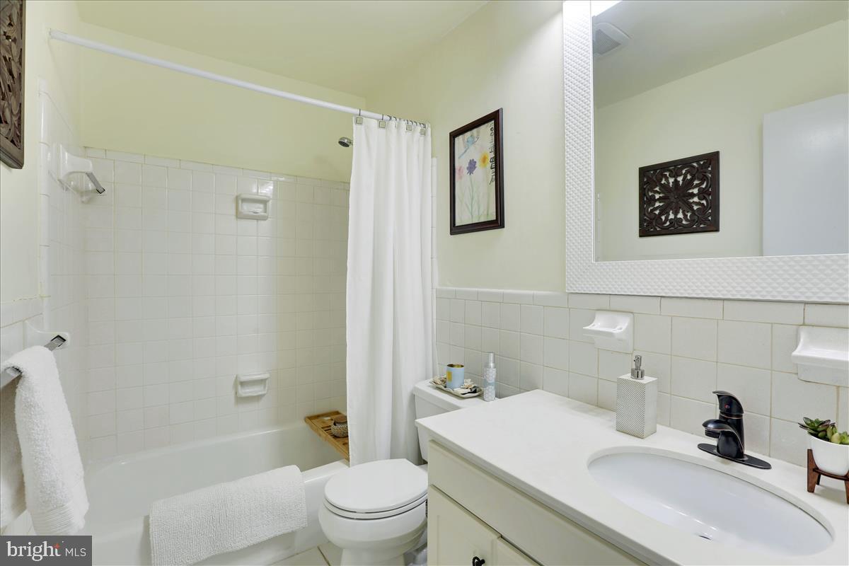 11405 Duryea Drive Potomac, MD 20854 - Photo 36 of 72 Hall bath