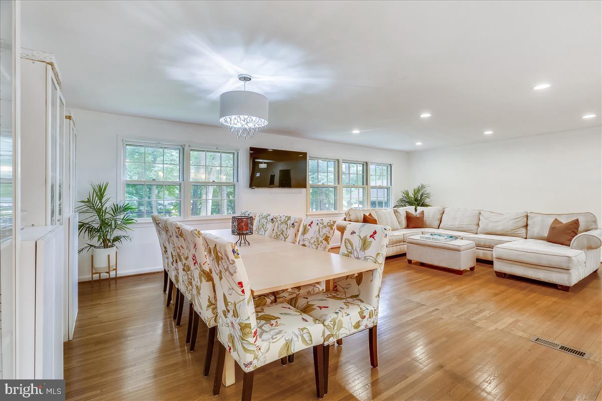 11405 Duryea Drive Potomac, MD 20854 - Photo 10 of 72 Lots of sunlight!