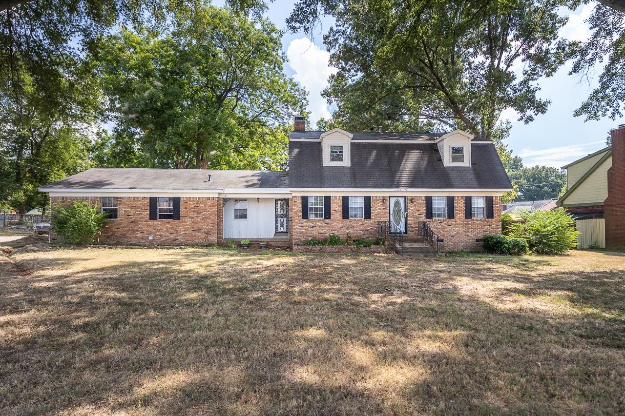 a view of a house with a yard
