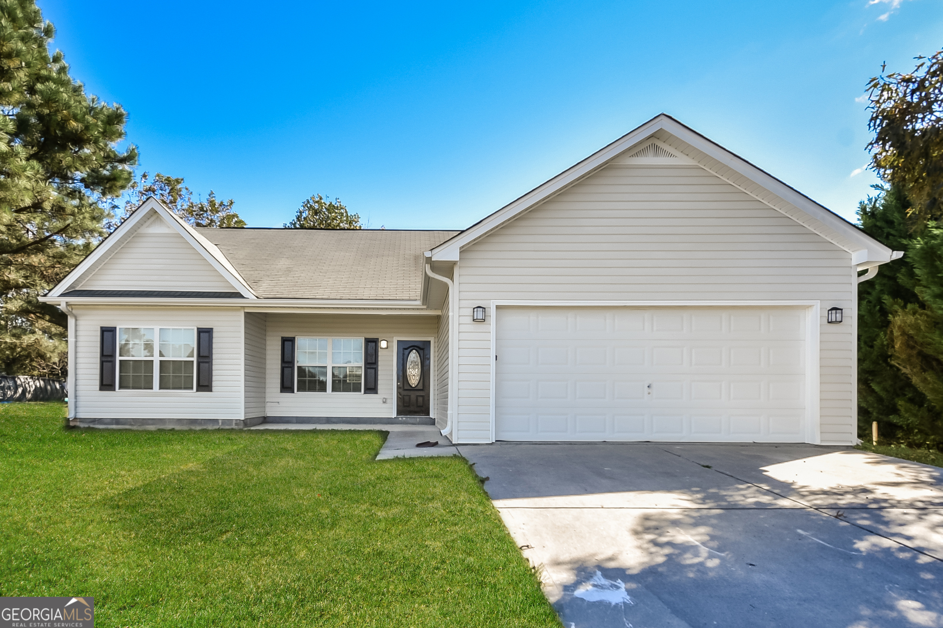 a view of a house with yard
