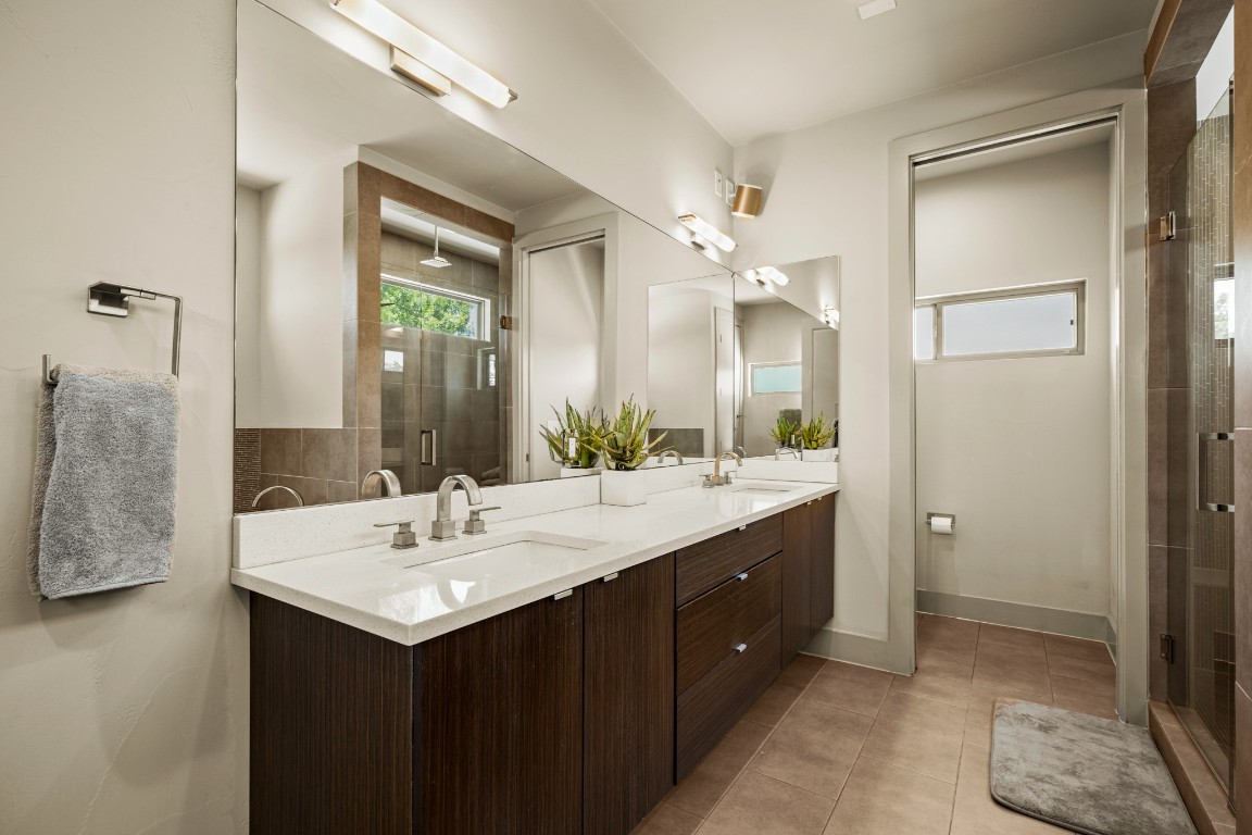 3005 East Martin Luther King Jr Boulevard Austin, TX 78702 - Photo 32 of 39 a bathroom with a sink and a mirror