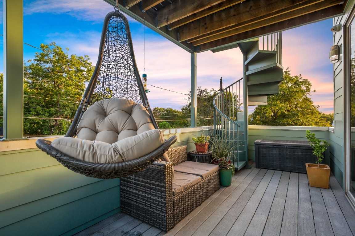 3005 East Martin Luther King Jr Boulevard Austin, TX 78702 - Photo 35 of 39 a balcony with wooden floor table and chairs