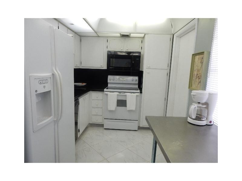 2600 South Course Drive, Unit 503 Pompano Beach, FL 33069 - Photo 3 of 18 Kitchen