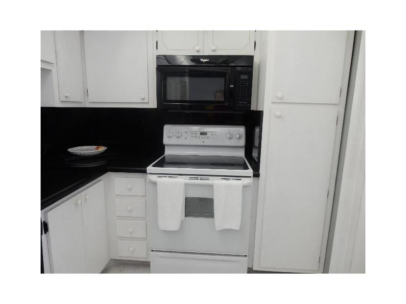 2600 South Course Drive, Unit 503 Pompano Beach, FL 33069 - Photo 4 of 18 Kitchen