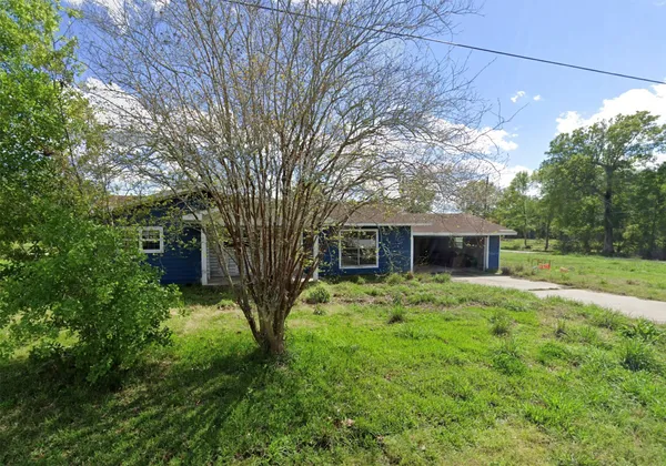 a view of a house with yard and a tree