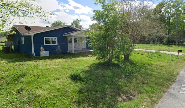 a view of a house with a yard