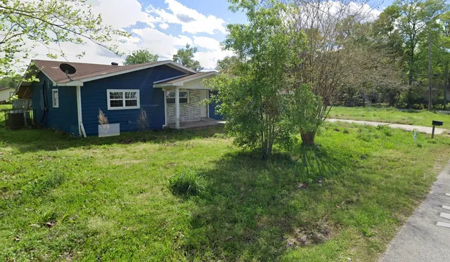 a view of a house with a yard