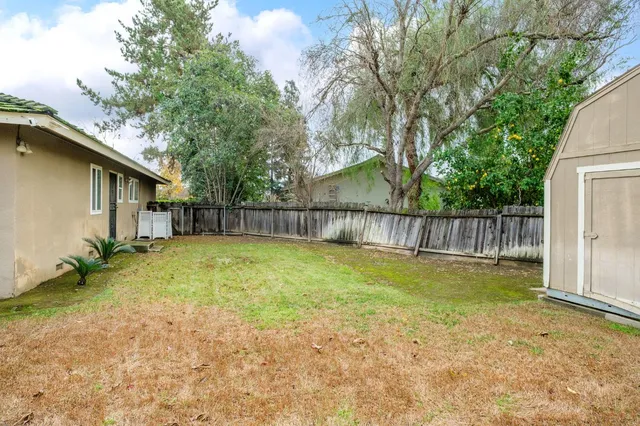 a view of back yard of the house