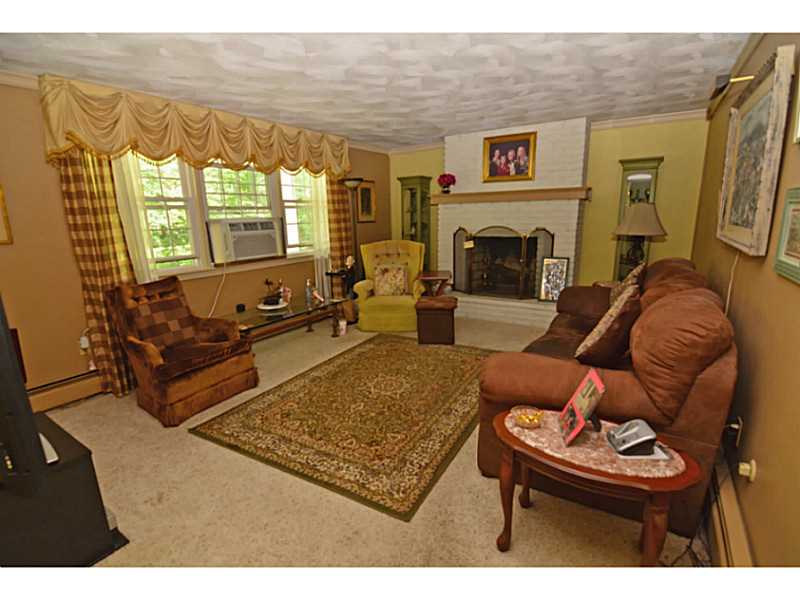 926 Buttonwoods Avenue Warwick, RI 02886 - Photo 13 of 25 Living Room.