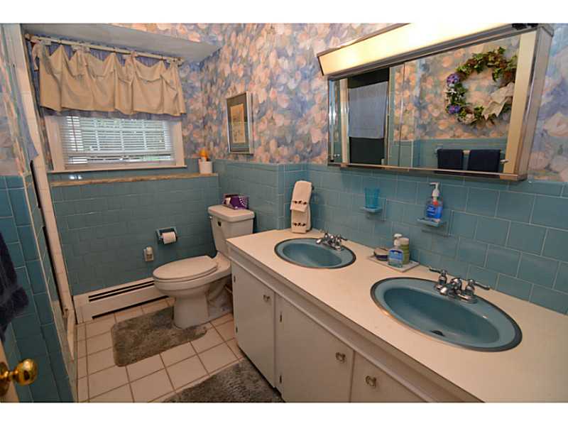 926 Buttonwoods Avenue Warwick, RI 02886 - Photo 15 of 25 Bathroom.