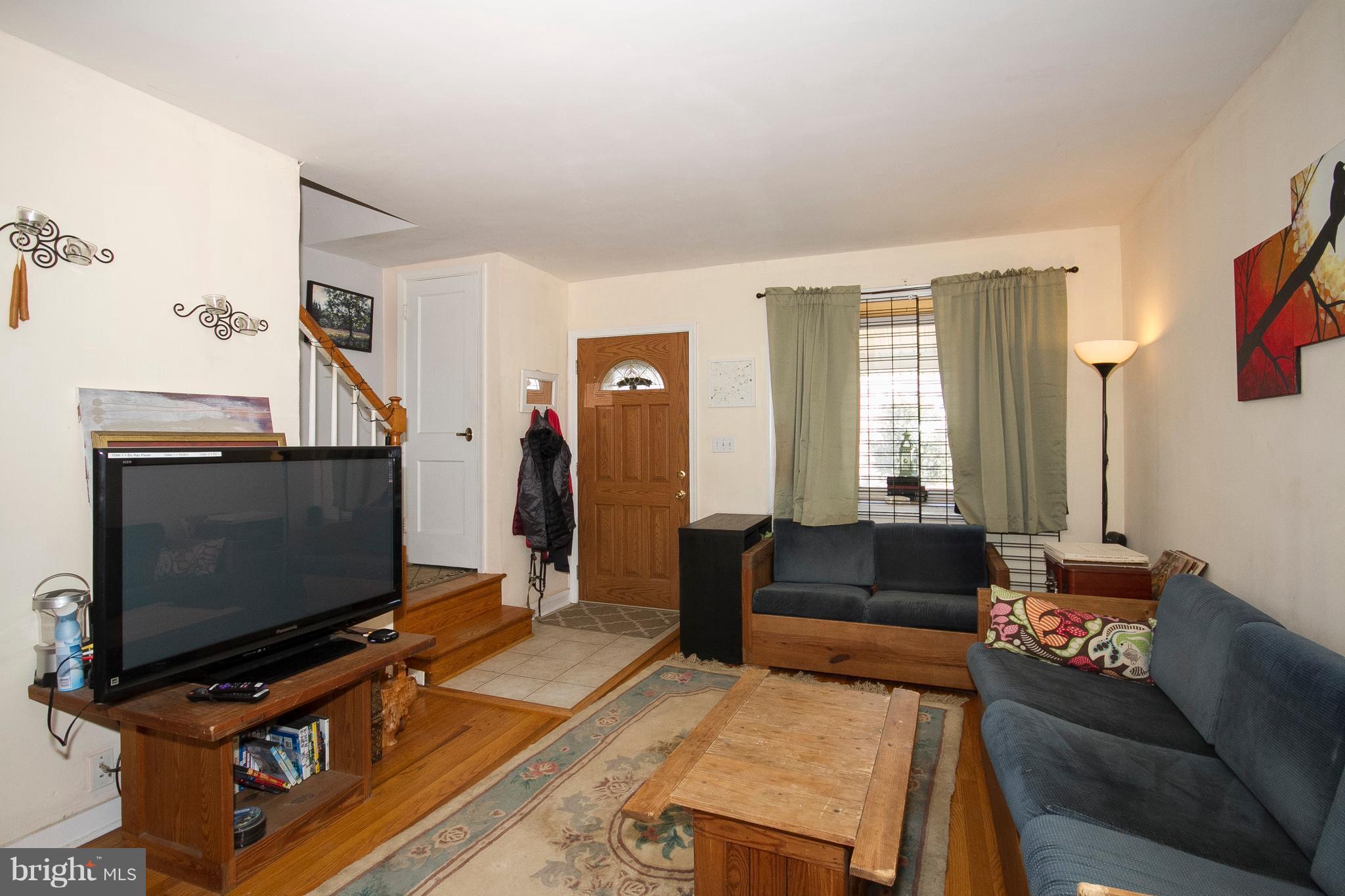 518 Chalcot Square Baltimore, MD 21221 - Photo 3 of 19 Living Room