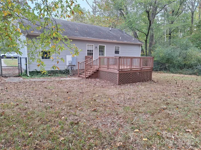 a view of empty room with window