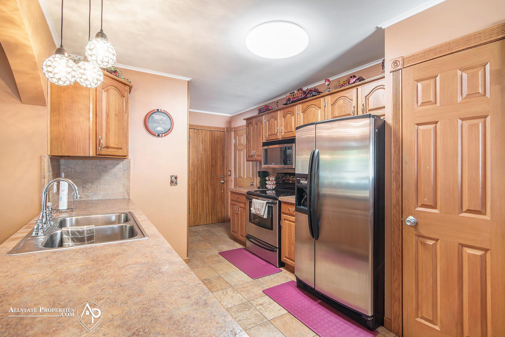 1031 Stonehenge Road Flint, MI 48532 - Photo 8 of 34 50088338-7.JPG