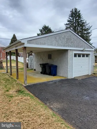 a view of back yard of the house
