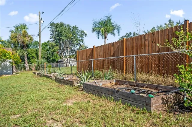 a view of a backyard