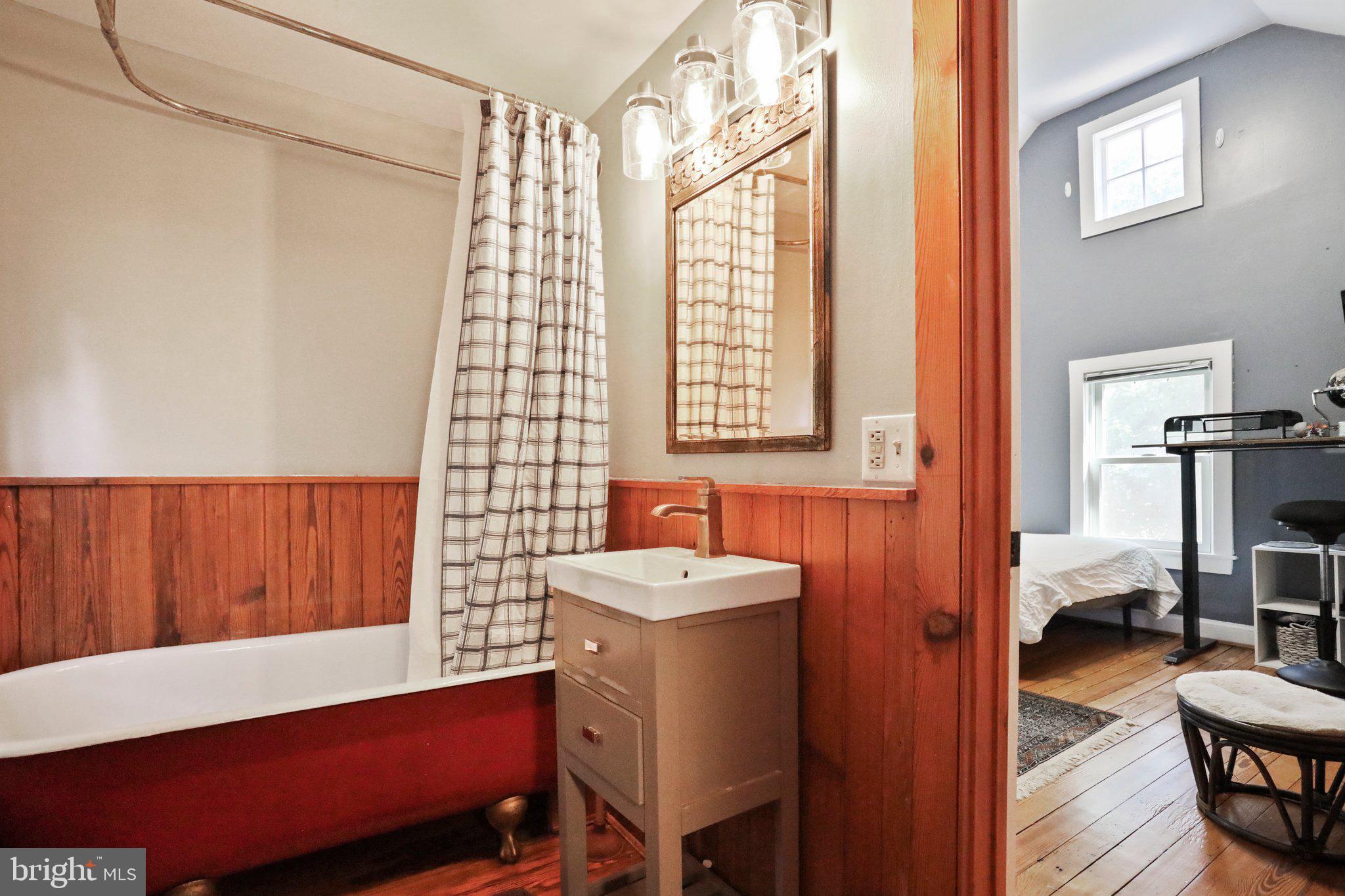 36876 Highwater Road Hillsboro, VA 20132 - Photo 32 of 64 2nd Floor Bathroom