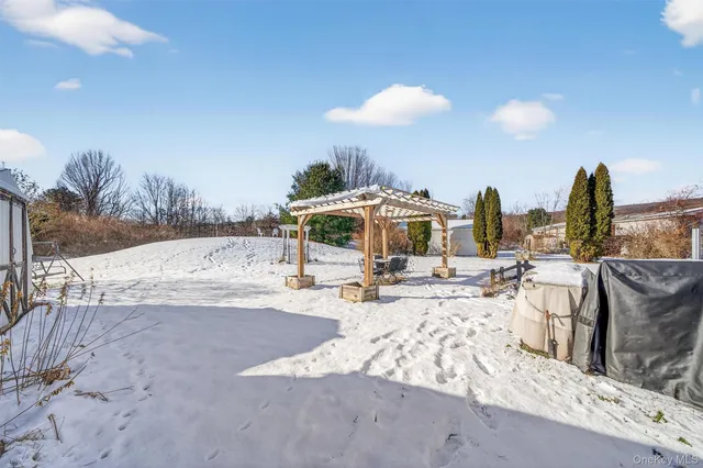 a view of a yard with a house