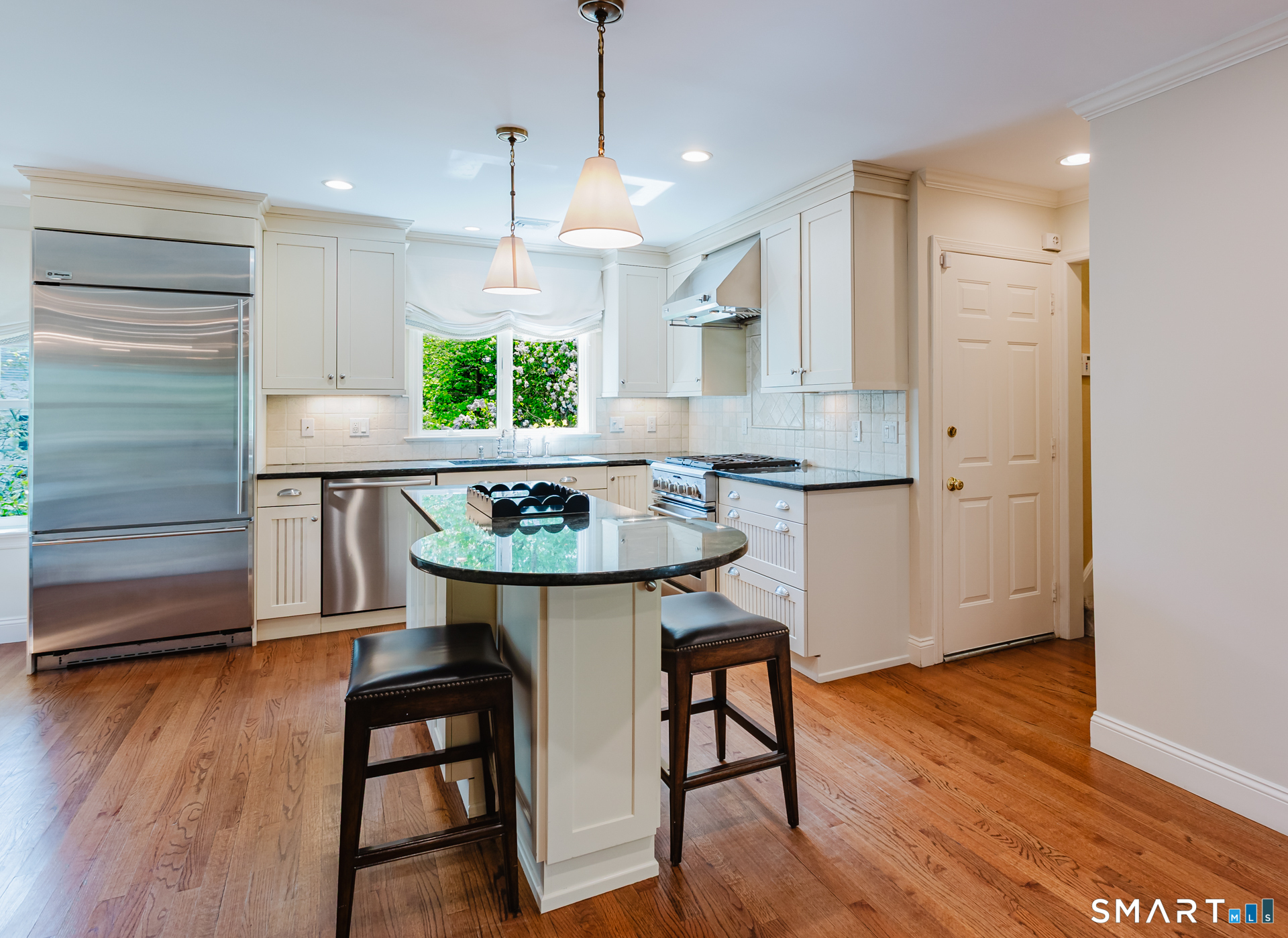 115 Tokeneke Road Darien, CT 06820 - Photo 3 of 28 Eat-in Kitchen