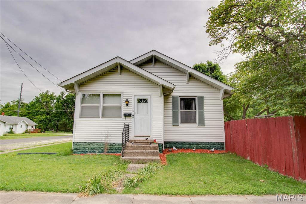 701 East Chestnut Street Gillespie, IL 62033 - Photo 1 of 41