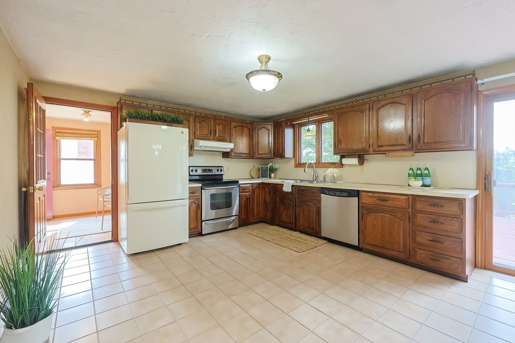 159 Orient Street Worcester, MA 01604 - Photo 8 of 42 Gallery Image 8