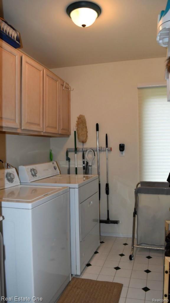 3374 Henley Court Rochester, MI 48309 - Photo 28 of 33 Convenient 1st floor laundry