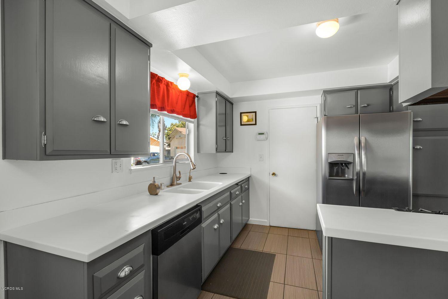 656 Oleander Court Oxnard, CA 93033 - Photo 2 of 20 002_656-oleander-ct-oxnard-ca-usa-020