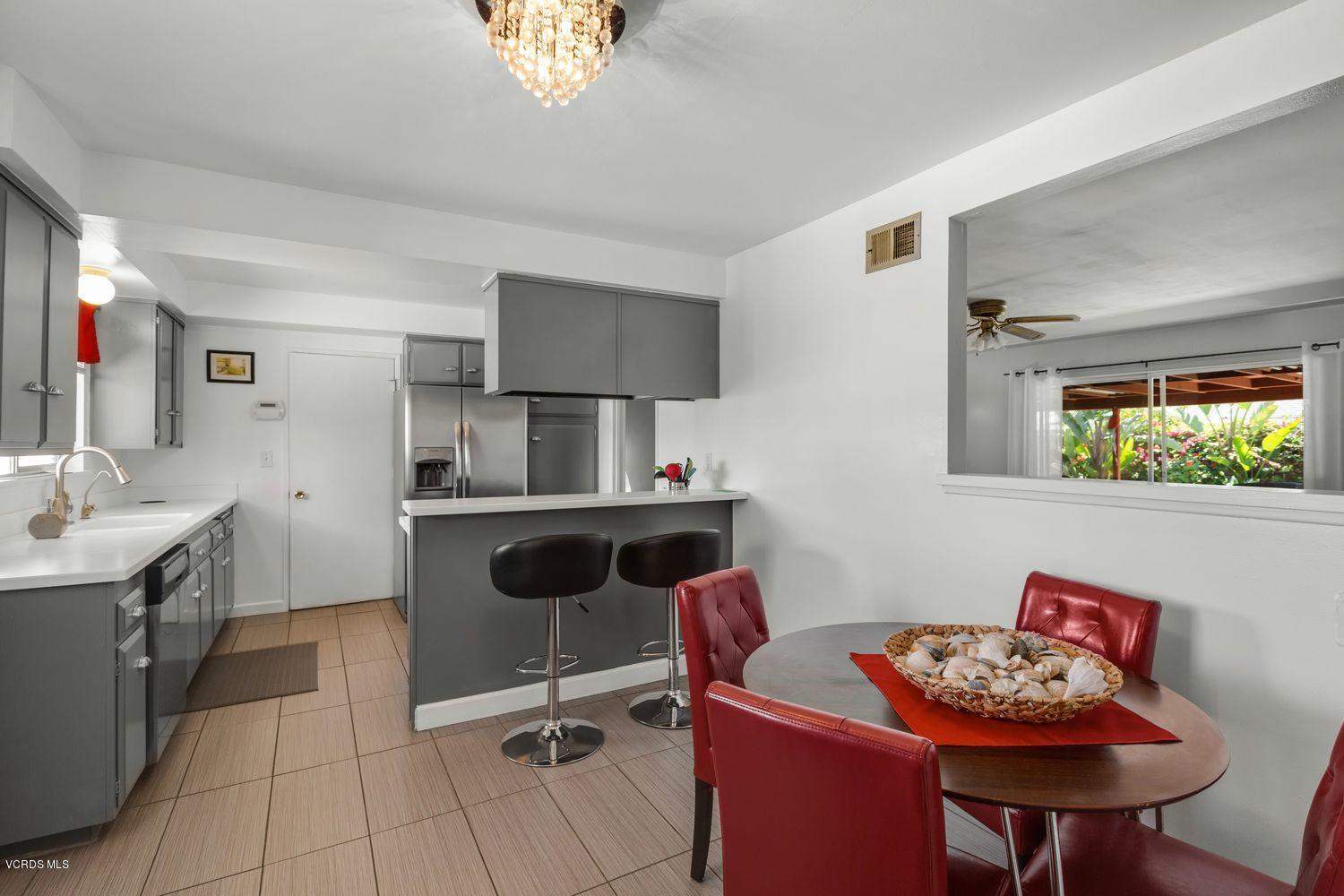 656 Oleander Court Oxnard, CA 93033 - Photo 3 of 20 003_656-oleander-ct-oxnard-ca-usa-019