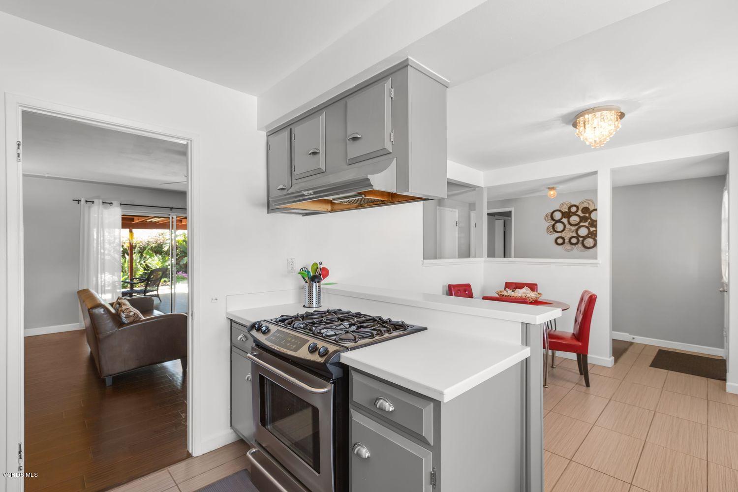 656 Oleander Court Oxnard, CA 93033 - Photo 4 of 20 004_656-oleander-ct-oxnard-ca-usa-014