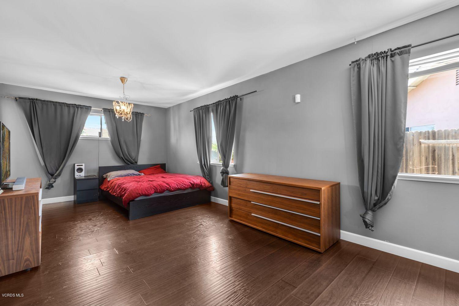 656 Oleander Court Oxnard, CA 93033 - Photo 10 of 20 010_656-oleander-ct-oxnard-ca-usa-016