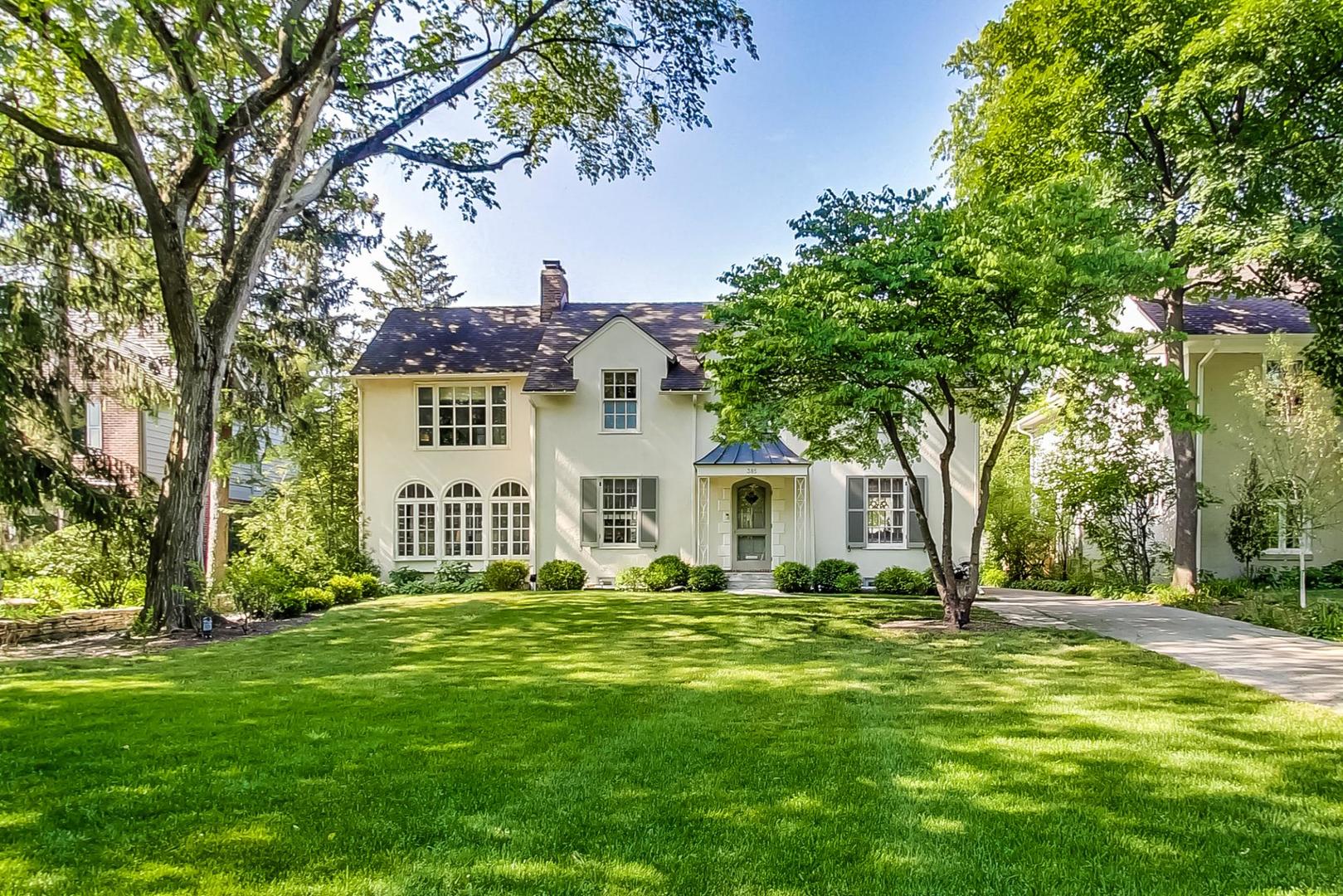 385 Washington Avenue Glencoe, IL 60022 - Photo 1 of 50 a front view of a house with a garden