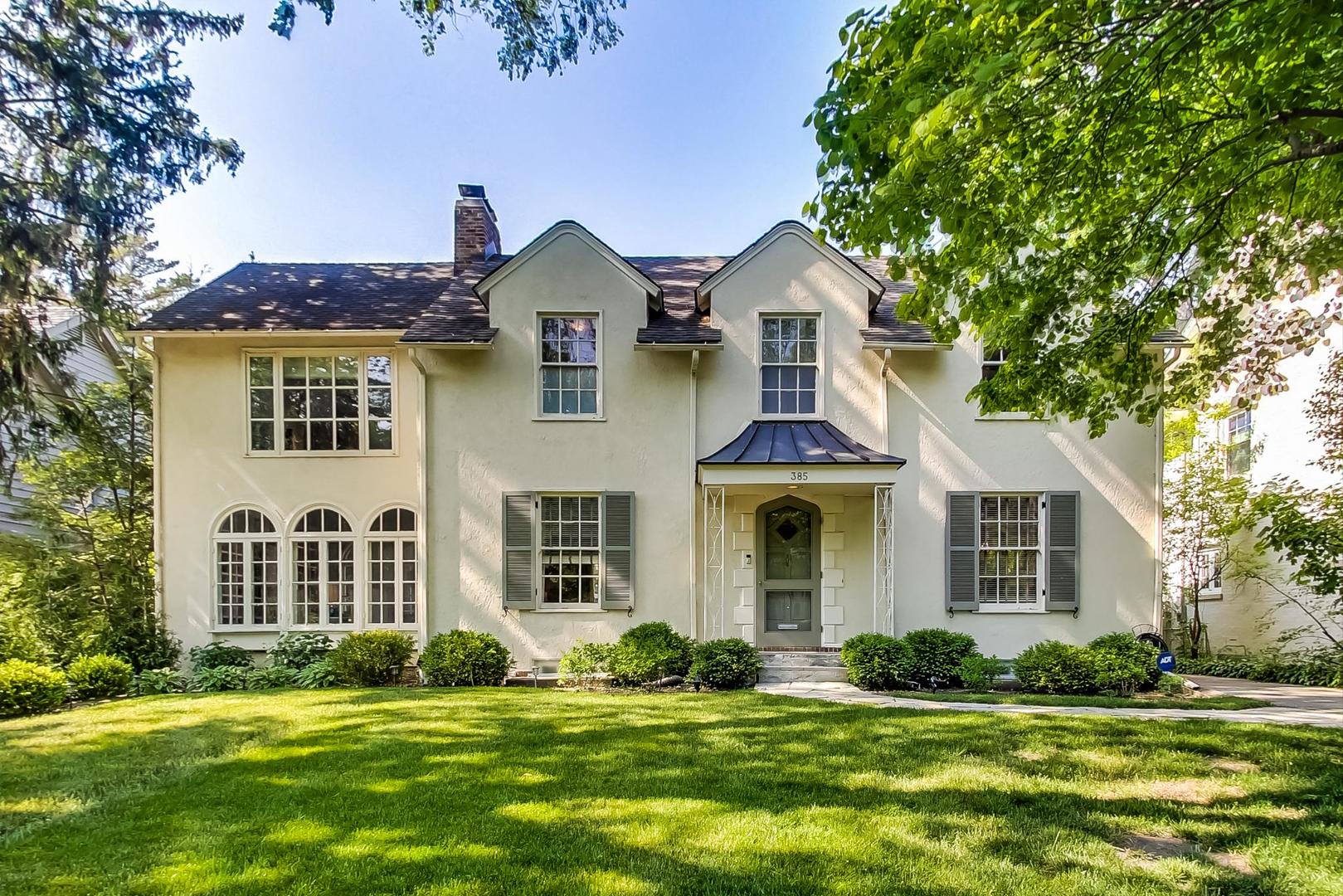 385 Washington Avenue Glencoe, IL 60022 - Photo 2 of 50 a front view of a house with a yard