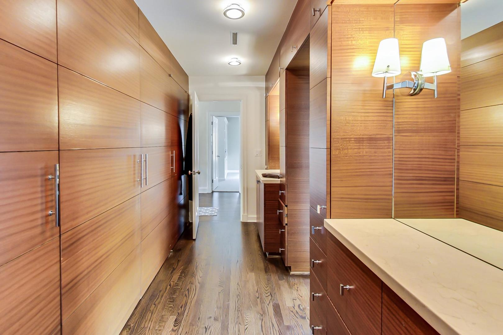 385 Washington Avenue Glencoe, IL 60022 - Photo 21 of 50 a bathroom with a shower