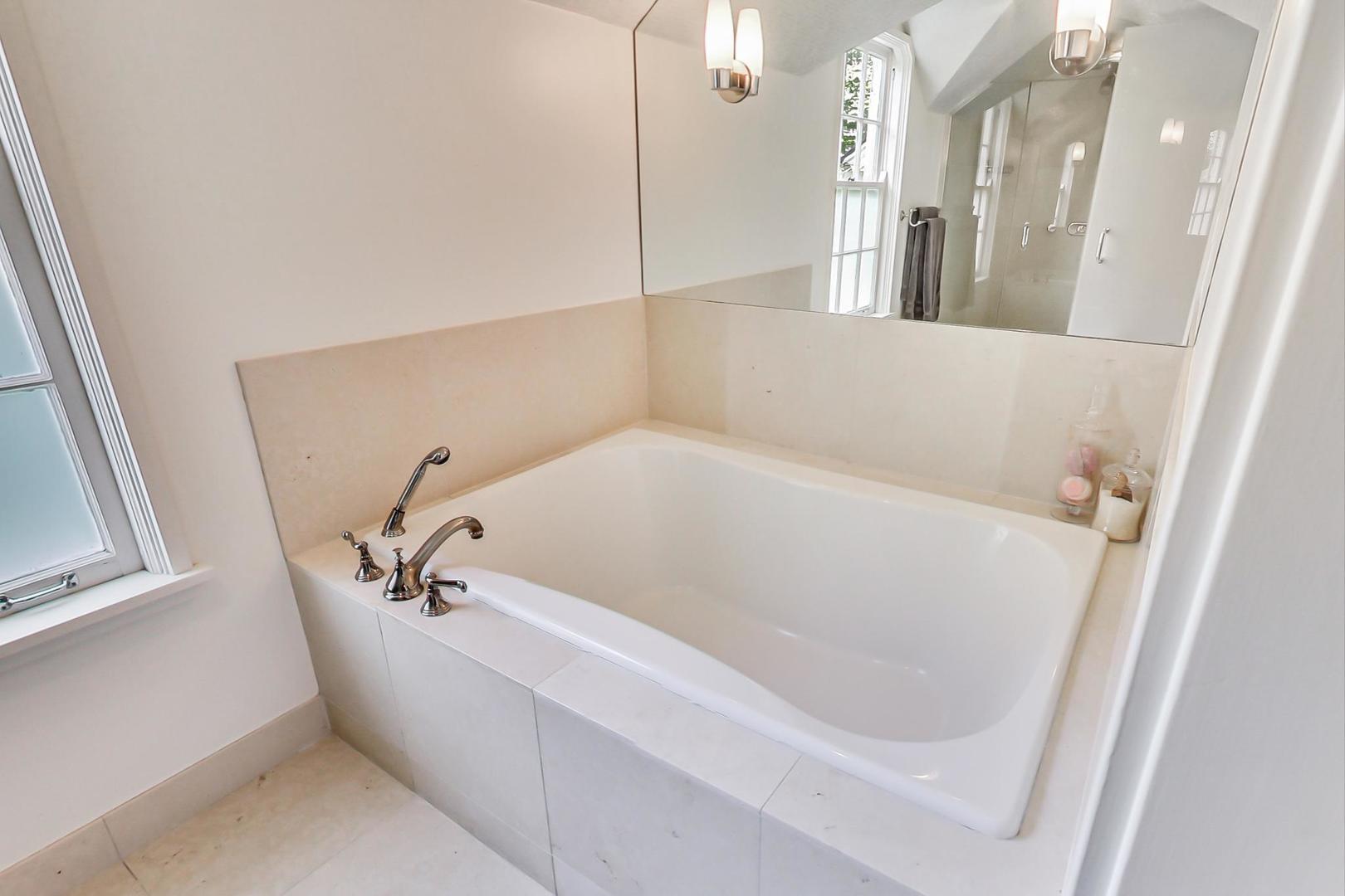 385 Washington Avenue Glencoe, IL 60022 - Photo 24 of 50 a bathroom with a tub