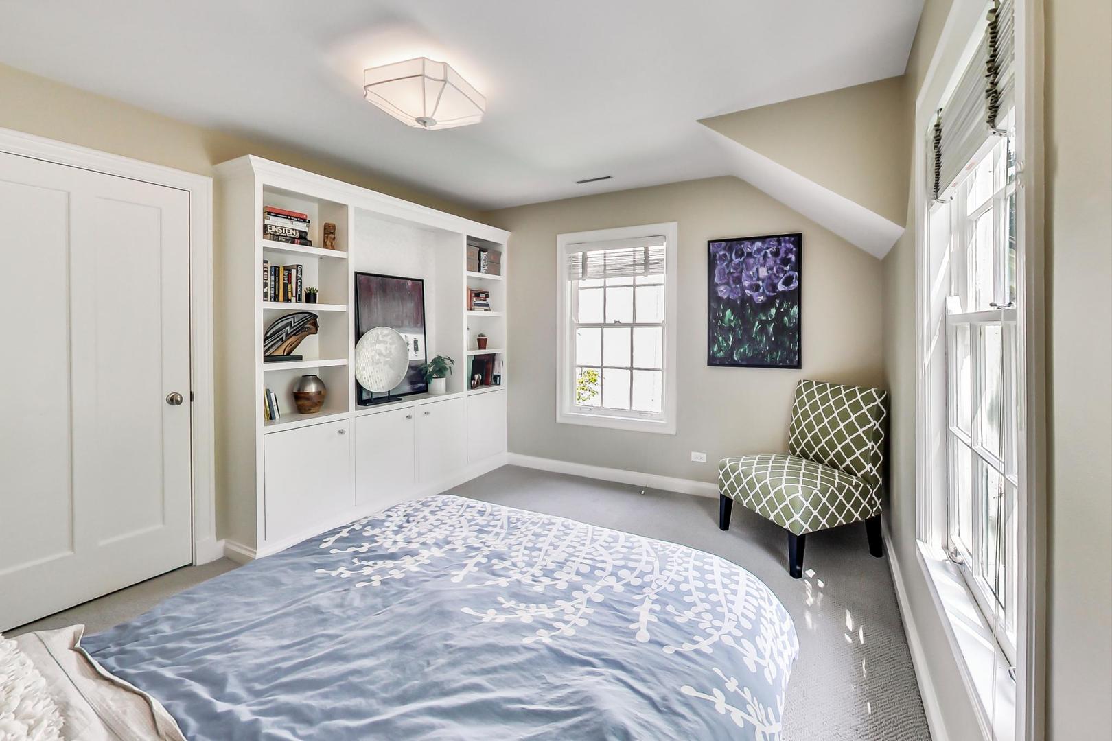 385 Washington Avenue Glencoe, IL 60022 - Photo 26 of 50 a bedroom with a bed and a window