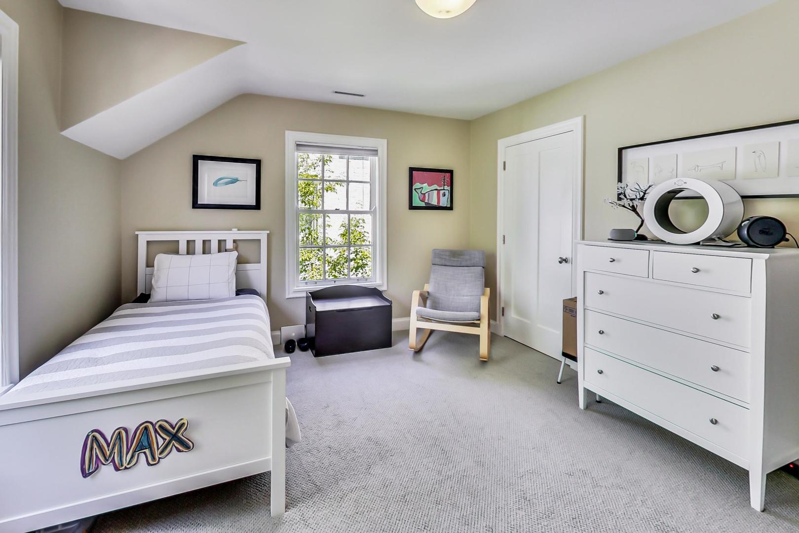 385 Washington Avenue Glencoe, IL 60022 - Photo 29 of 50 a bedroom with a bed and a dresser in it