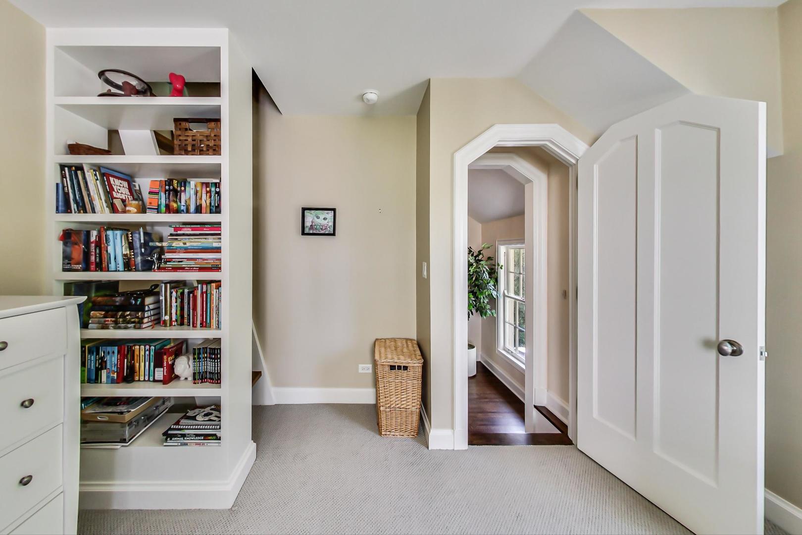 385 Washington Avenue Glencoe, IL 60022 - Photo 30 of 50 a view of livingroom with furniture and closet