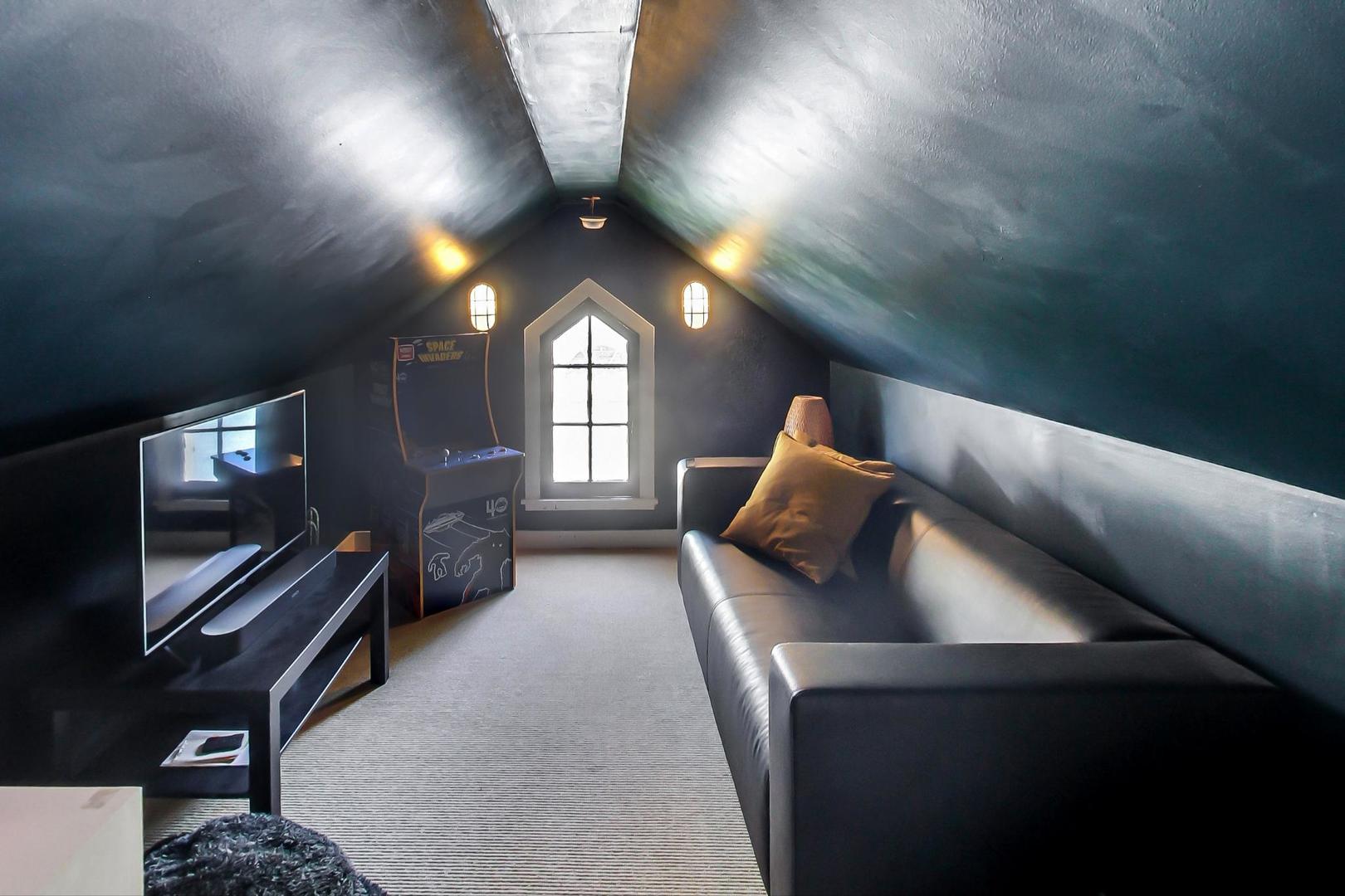 385 Washington Avenue Glencoe, IL 60022 - Photo 32 of 50 a living room with furniture and a flat screen tv