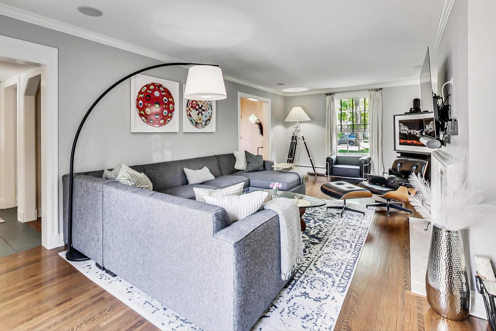 385 Washington Avenue Glencoe, IL 60022 - Photo 8 of 50 a living room with furniture and a window