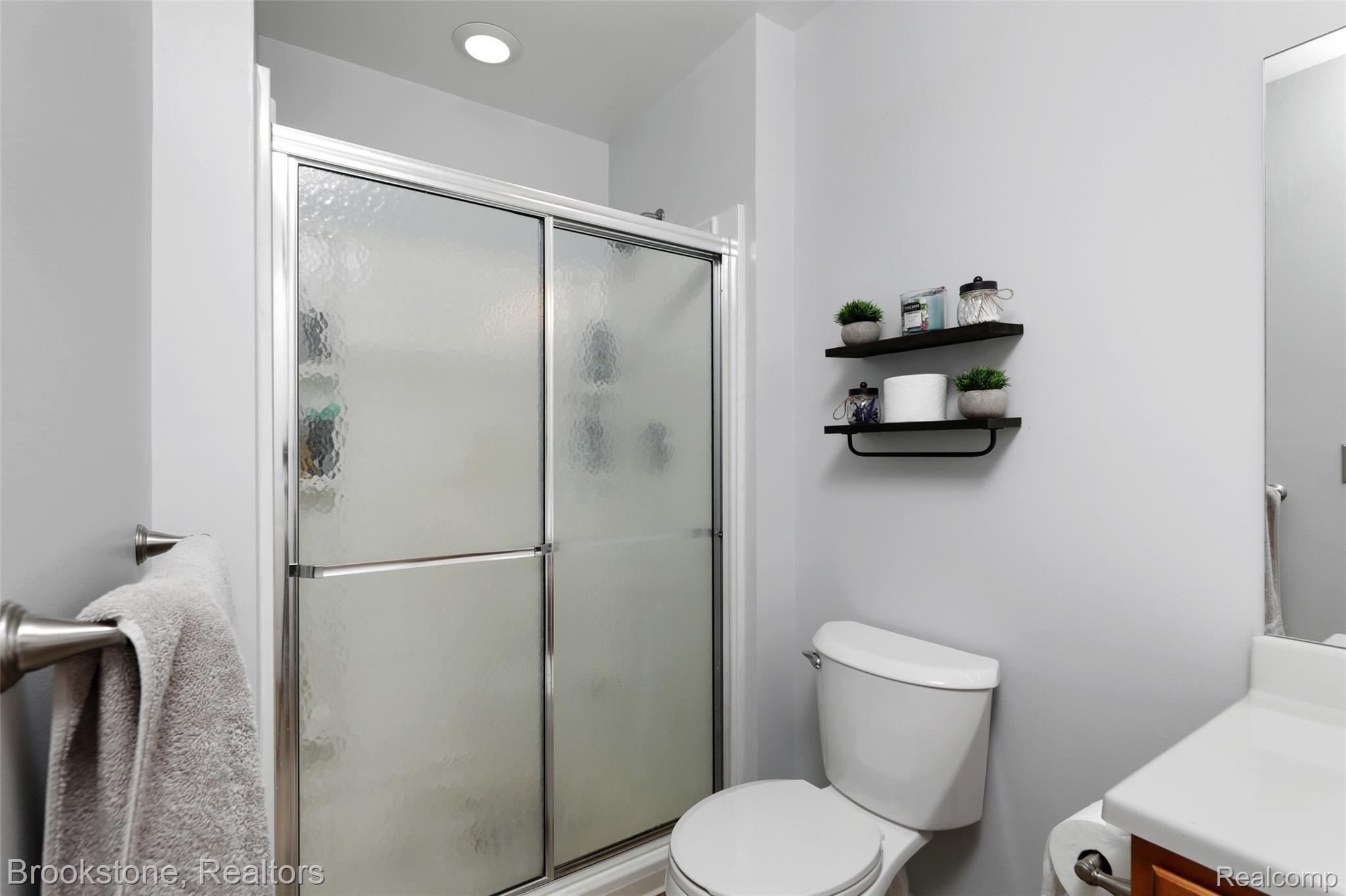 34118 Utica Road, Unit 903 Fraser, MI 48026 - Photo 19 of 32 Tasteful Full Bath