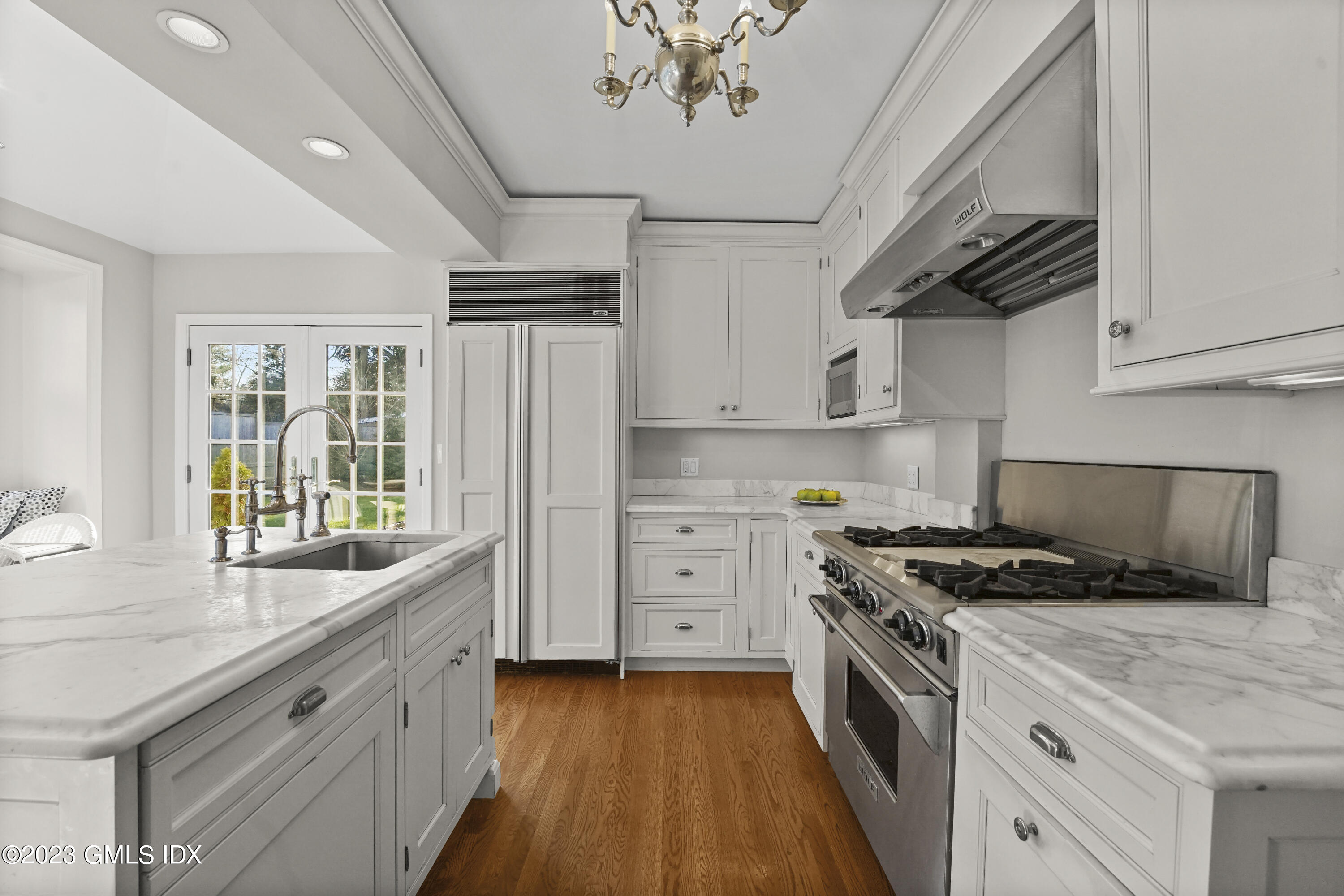7 Gilliam Lane Riverside, CT 06878 - Photo 14 of 42 a kitchen with a stove a sink and a refrigerator