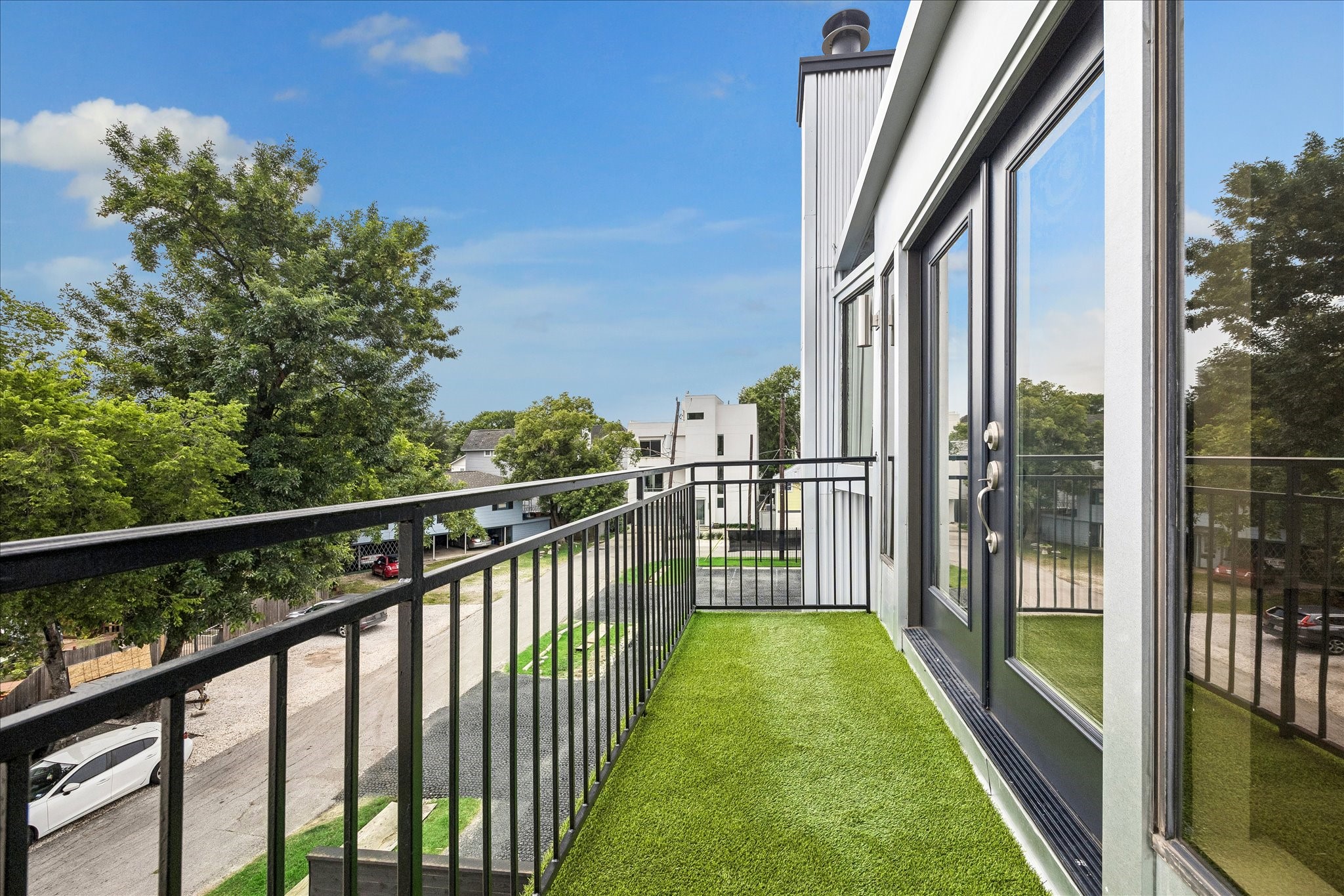 2510 Genesee Street Houston, TX 77006 - Photo 21 of 40 Primary Suite Patio With New Synthetic Grass