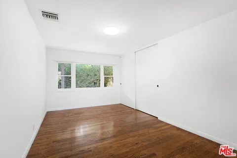 a view of yard with green space