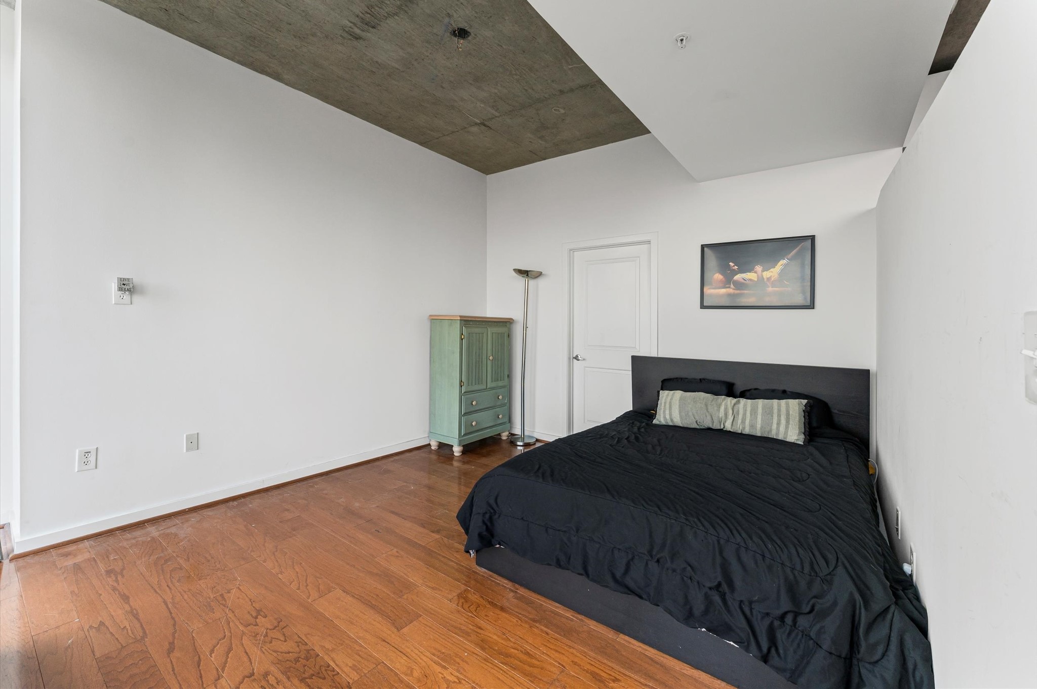 5925 Almeda Road, Unit 11315 Houston, TX 77004 - Photo 13 of 31 a bedroom with a bed and a view of bathroom