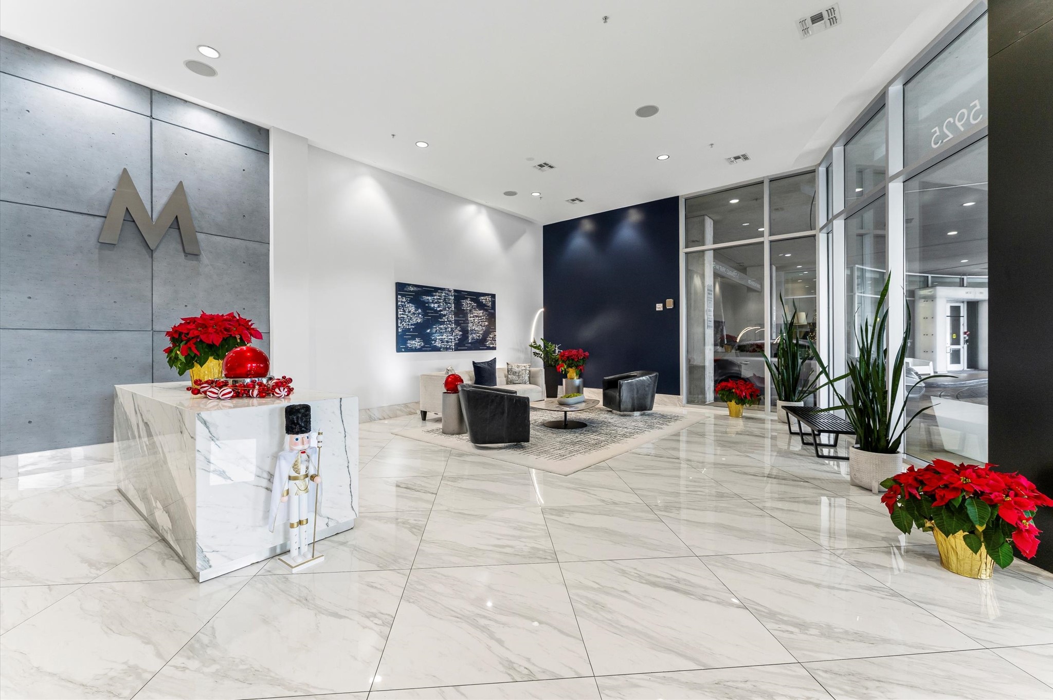 5925 Almeda Road, Unit 11315 Houston, TX 77004 - Photo 25 of 31 a living room with furniture and a flat screen tv