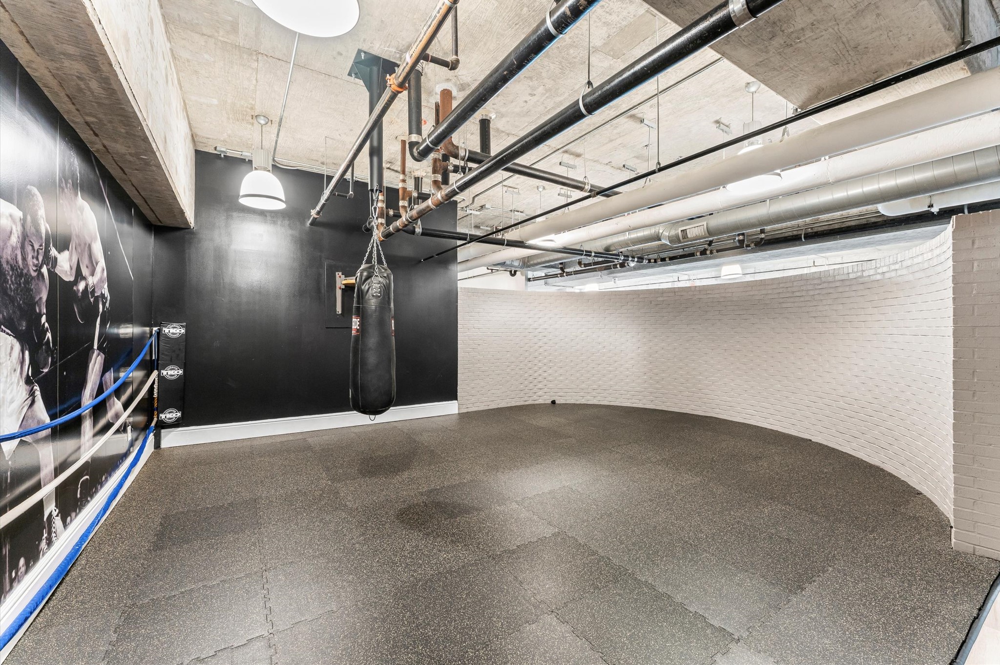 5925 Almeda Road, Unit 11315 Houston, TX 77004 - Photo 27 of 31 a view of an empty room