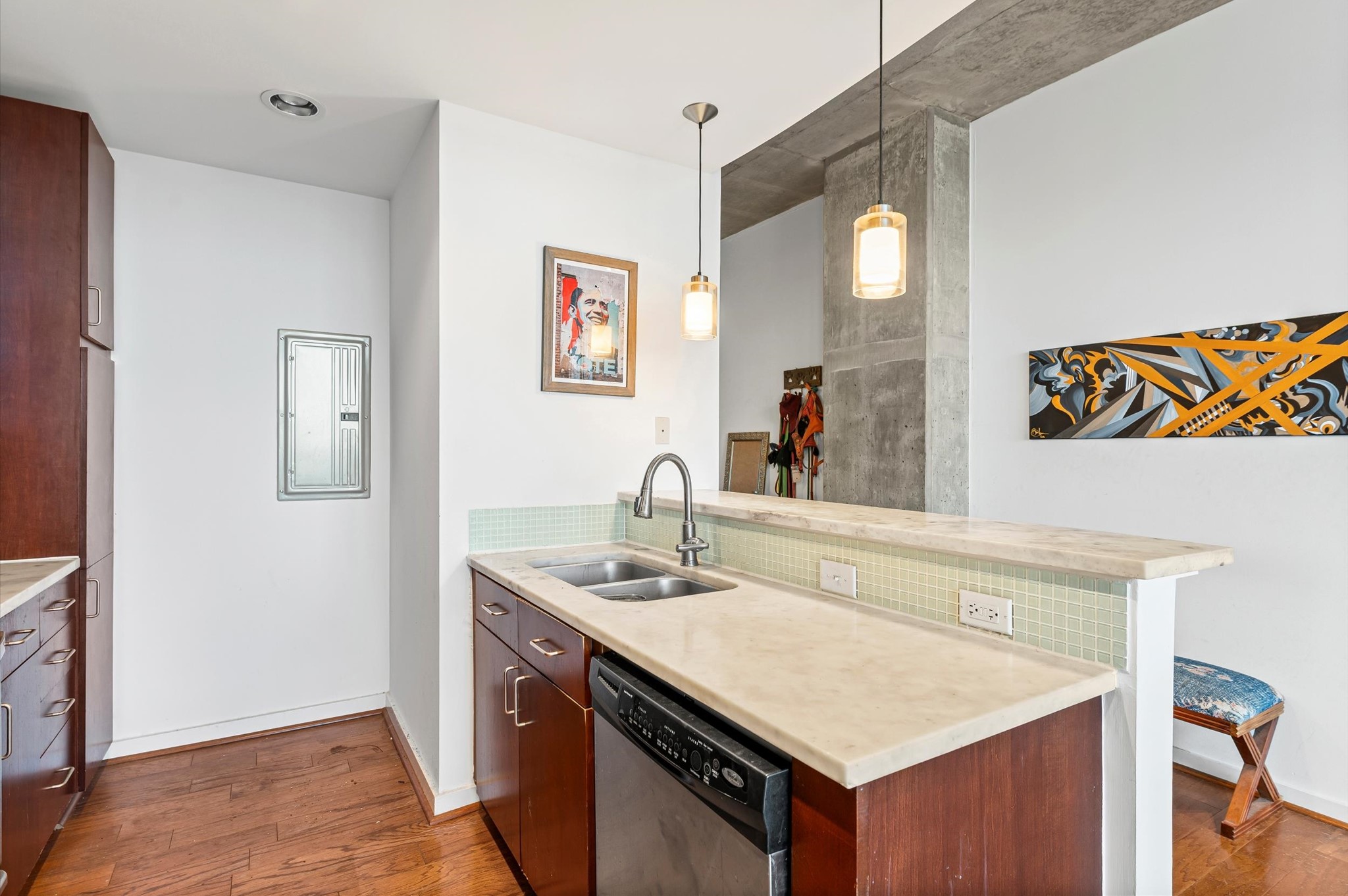 5925 Almeda Road, Unit 11315 Houston, TX 77004 - Photo 10 of 31 a bathroom with a sink and a mirror