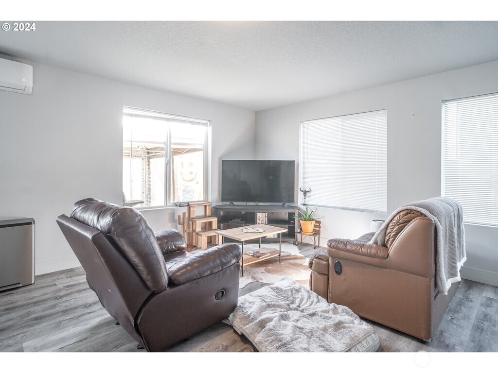 213 Oak Street Winlock, WA 98596 - Photo 11 of 32 a living room with furniture