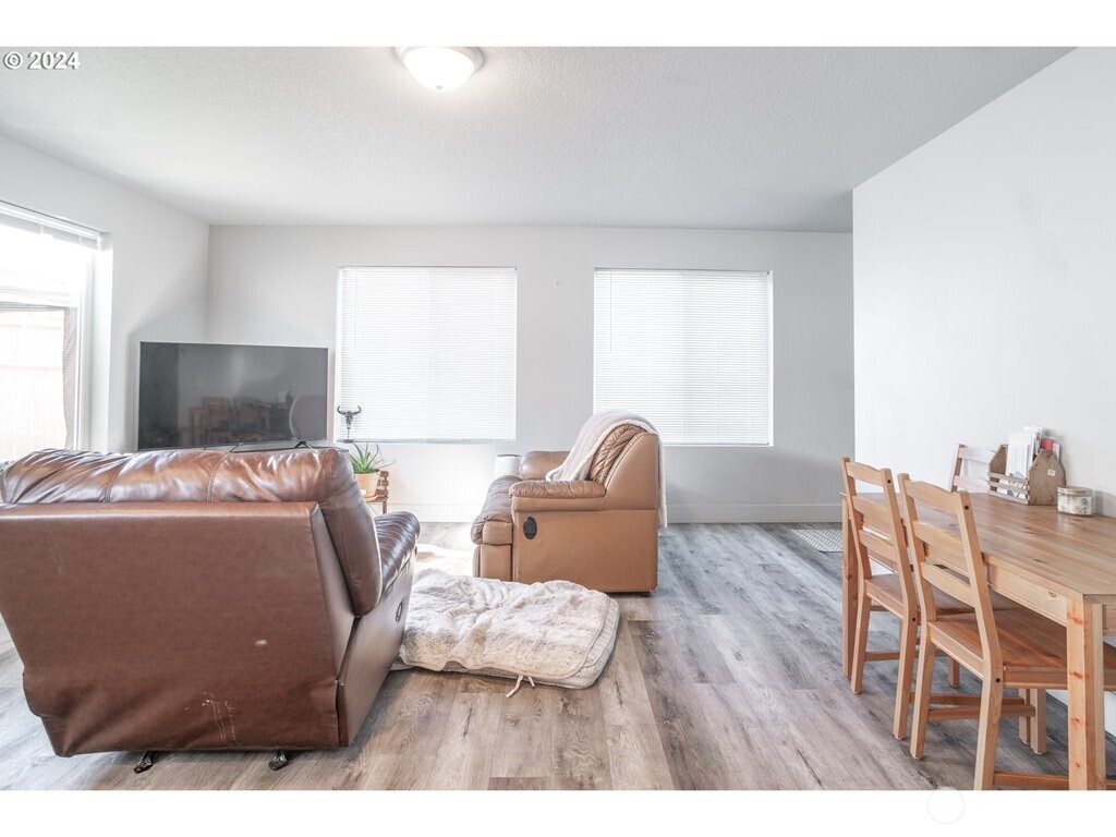213 Oak Street Winlock, WA 98596 - Photo 14 of 32 a living room with furniture
