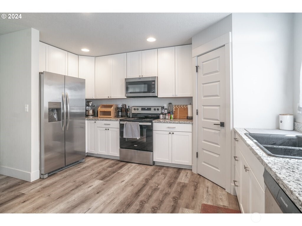 213 Oak Street Winlock, WA 98596 - Photo 15 of 32 a kitchen with a refrigerator a sink and a microwave